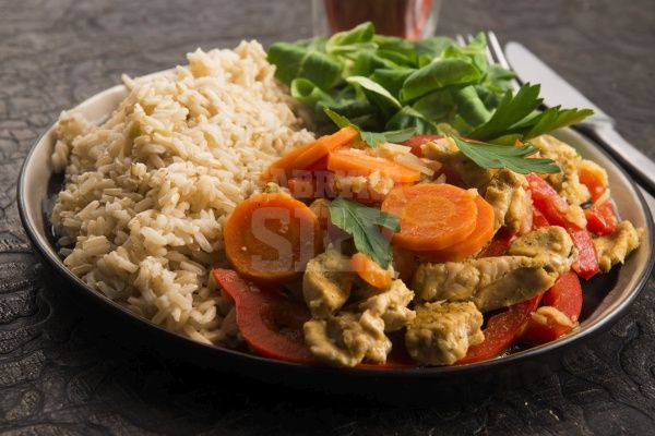Ryż brązowy z indykiem curry i roszponką