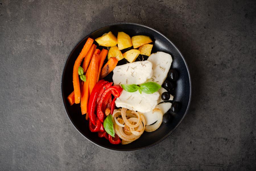 Pieczony ser Halloumi z ziemniakami, papryką i marchewką