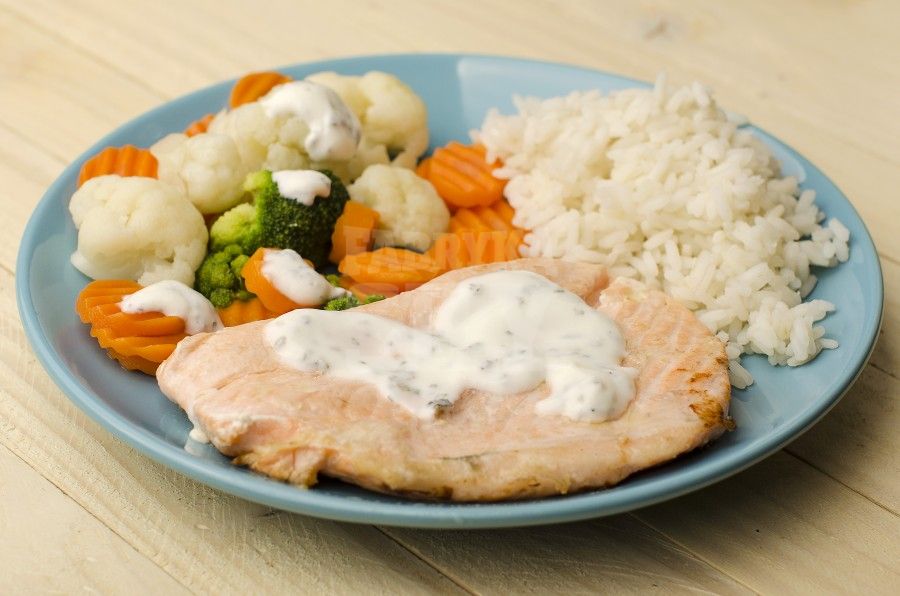 Łosoś w sosie czosnkowym z ryżem parboiled i mieszanką warzyw