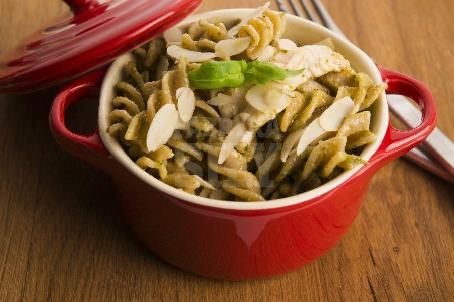 Makaron pełnoziarnisty z kurczakiem i pesto z bazylii z migdałami