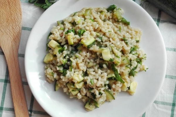 Risotto z kurczakiem, cukinią i cebulą