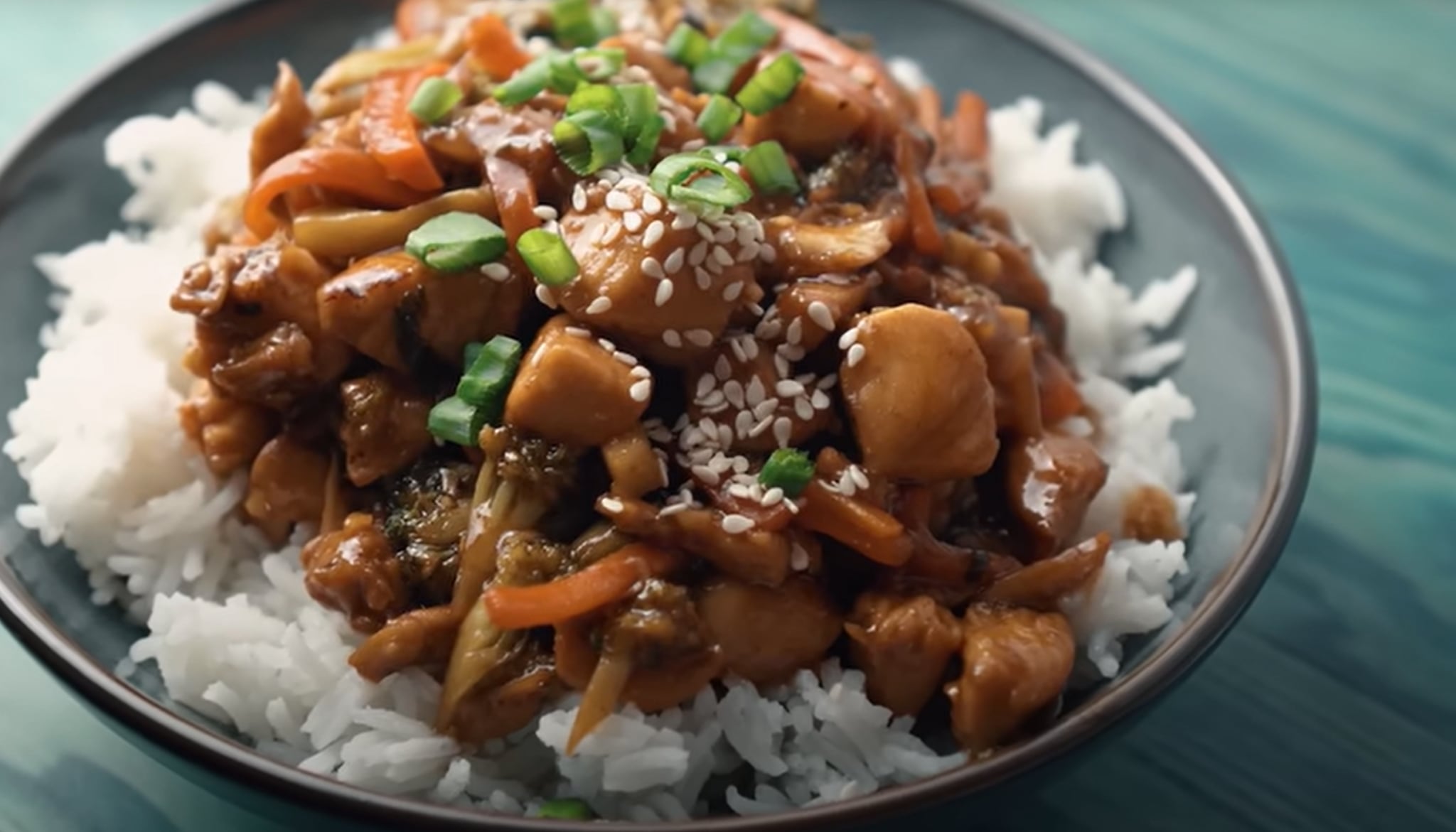 Kurczak stir fry z brokułem, marchewką i imbirem (słodko-kwaśny)