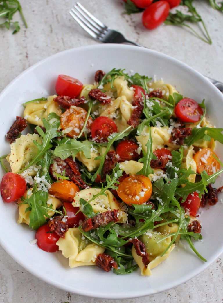Tortellini z rukolą, nerkowcami i pomidorkami